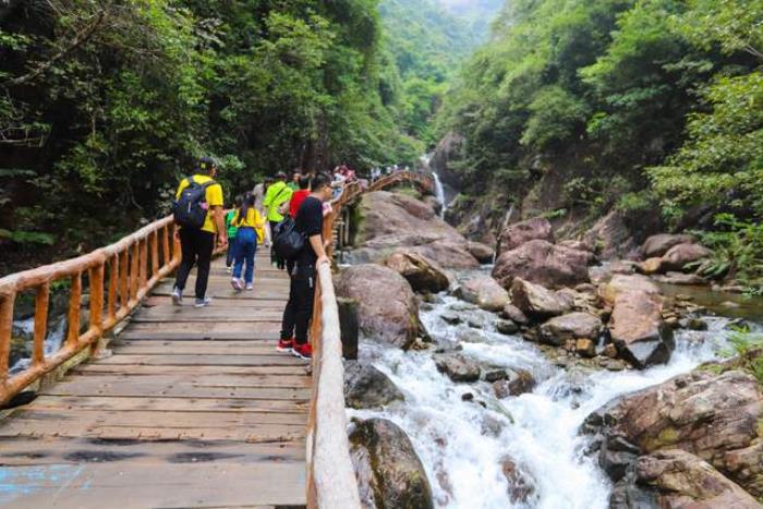 中国落差最大的瀑布,负离子含量极高,位列广东景区天然氧吧之首 中国落差最大的瀑布,负离子含量极高,位列广东景区天然氧吧之首