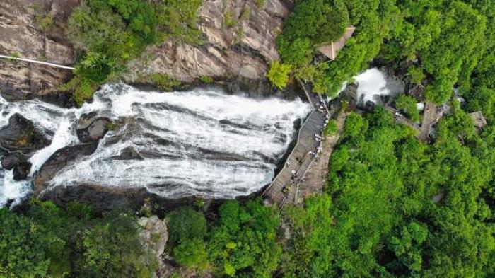 中国落差最大的瀑布,负离子含量极高,位列广东景区天然氧吧之首 中国落差最大的瀑布,负离子含量极高,位列广东景区天然氧吧之首