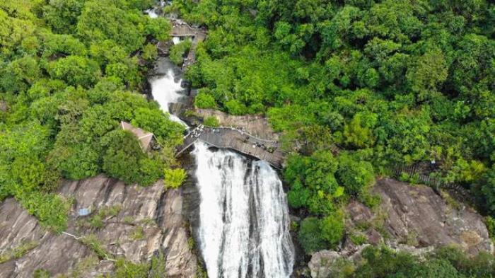 中国落差最大的瀑布,负离子含量极高,位列广东景区天然氧吧之首 中国落差最大的瀑布,负离子含量极高,位列广东景区天然氧吧之首
