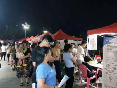 
2016高端夜场招聘电话微信同号：招聘小费120