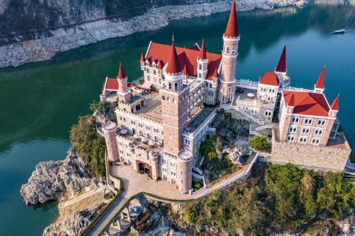 贵州富豪耗资2.4亿,在湖中孤岛上建了座神秘城堡,号称中国唯一 贵州富豪耗资2.4亿,在湖中孤岛上建了座神秘城堡,号称中国唯一