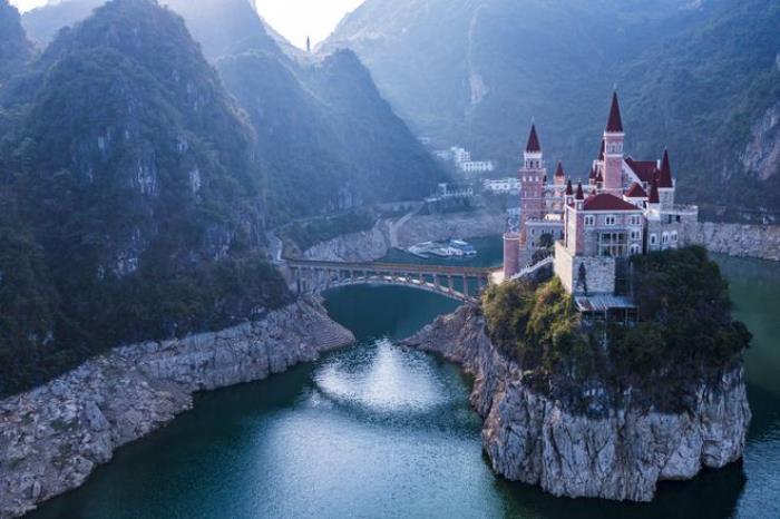 贵州富豪耗资2.4亿,在湖中孤岛上建了座神秘城堡,号称中国唯一 贵州富豪耗资2.4亿,在湖中孤岛上建了座神秘城堡,号称中国唯一