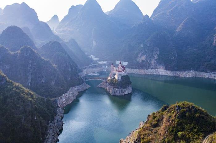 贵州富豪耗资2.4亿,在湖中孤岛上建了座神秘城堡,号称中国唯一 贵州富豪耗资2.4亿,在湖中孤岛上建了座神秘城堡,号称中国唯一