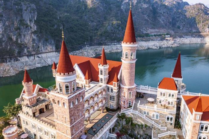 贵州富豪耗资2.4亿,在湖中孤岛上建了座神秘城堡,号称中国唯一 贵州富豪耗资2.4亿,在湖中孤岛上建了座神秘城堡,号称中国唯一