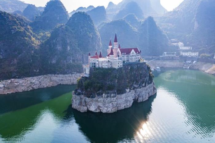 贵州富豪耗资2.4亿,在湖中孤岛上建了座神秘城堡,号称中国唯一 贵州富豪耗资2.4亿,在湖中孤岛上建了座神秘城堡,号称中国唯一