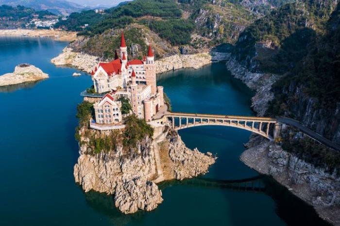 贵州富豪耗资2.4亿,在湖中孤岛上建了座神秘城堡,号称中国唯一 贵州富豪耗资2.4亿,在湖中孤岛上建了座神秘城堡,号称中国唯一