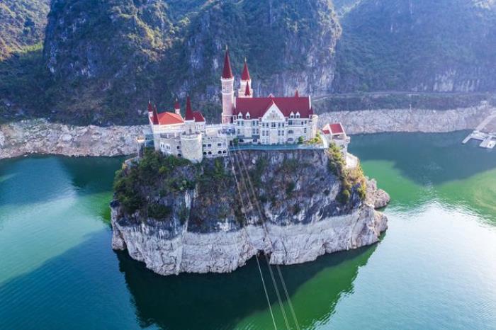 贵州富豪耗资2.4亿,在湖中孤岛上建了座神秘城堡,号称中国唯一 贵州富豪耗资2.4亿,在湖中孤岛上建了座神秘城堡,号称中国唯一