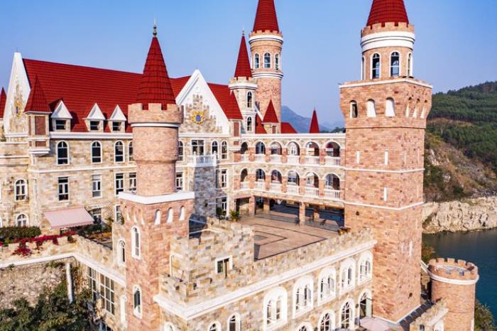 贵州富豪耗资2.4亿,在湖中孤岛上建了座神秘城堡,号称中国唯一 贵州富豪耗资2.4亿,在湖中孤岛上建了座神秘城堡,号称中国唯一