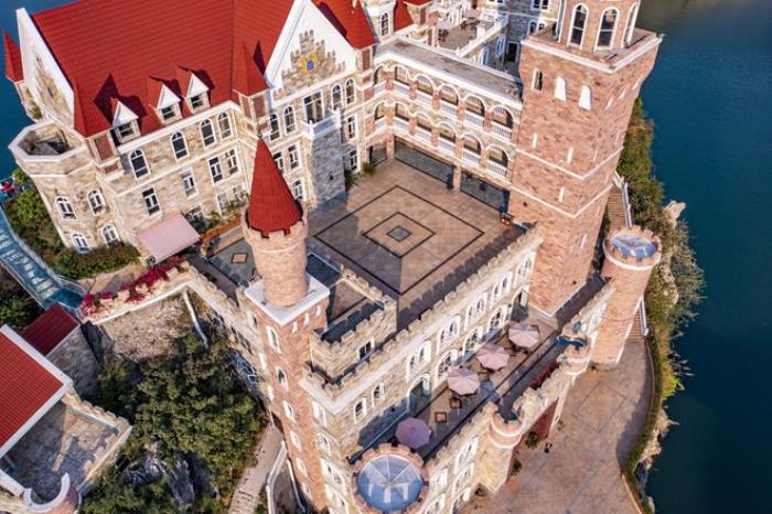 贵州富豪耗资2.4亿,在湖中孤岛上建了座神秘城堡,号称中国唯一 贵州富豪耗资2.4亿,在湖中孤岛上建了座神秘城堡,号称中国唯一