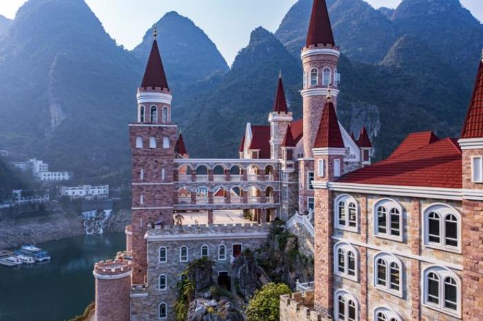 贵州富豪耗资2.4亿,在湖中孤岛上建了座神秘城堡,号称中国唯一 贵州富豪耗资2.4亿,在湖中孤岛上建了座神秘城堡,号称中国唯一