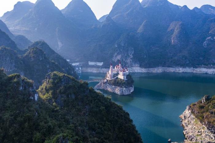 贵州富豪耗资2.4亿,在湖中孤岛上建了座神秘城堡,号称中国唯一 贵州富豪耗资2.4亿,在湖中孤岛上建了座神秘城堡,号称中国唯一