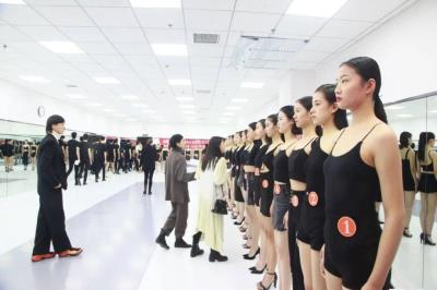 上海学生伴游兼职，给您一个一劳永逸的选择，屌